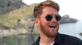 Σε άλλα νέα, ο Τζέιμς Καφετζής πετσοκόβει ξανά Survivor και ΣΚΑΪ