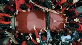 Το αυτοκίνητο του El Profesor φυσικά και θα ήταν ένας κόκκινος Σκαραβαίος