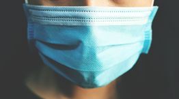 Ο Ηλία Μόσιαλος εξηγεί γιατί δεν πρέπει να κατεβάζουμε τη μάσκα στο πηγούνι