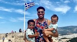 Γιάννης Αντετοκούνμπο και υιοί, στην Ακρόπολη