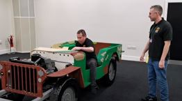 Πώς καταστρέφεις ένα τζιπ Lego με 120.000 τουβλάκια