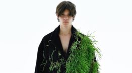 Τι νόημα έχουν τα χορταριασμένα ρούχα του Jonathan Anderson;