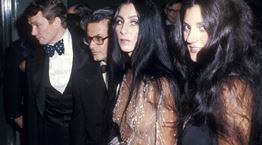 Η Cher, η Megan Fox και οι υπόλοιπες με τα 'γυμνά' φορέματα