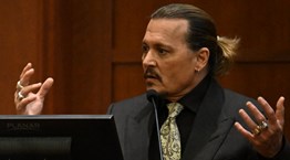 Γιατί όλο το Ίντερνετ στηρίζει τον Johnny Depp