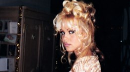 Το Pamela, A Love Story έρχεται για να βάλει τα πράγματα στη θέση τους