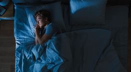 Μία απλούστατη συνήθεια για να κοιμάσαι καλύτερα