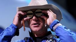 Το σπάνιο Omega Speedmaster του Jeff Bezos που ταξίδεψε στο διάστημα