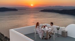 To Varoulko Santorini μας προσκαλεί σε ένα μοναδικό ταξίδι οινογευσίας στο Grace Hotel: