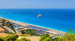 Η Ελλάδα ετοιμάζει ξαπλώστρες και ομπρέλες από τον Μάιο σύμφωνα με το Reuters