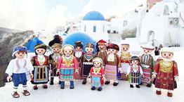 Όταν τα Playmobil ντύθηκαν με παραδοσιακές φορεσιές της Ελλάδας
