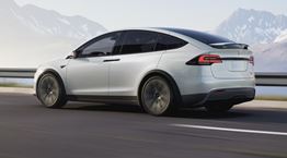 O Elon Musk ανακοινώνει φθηνό Tesla και αναμένεται χαμός