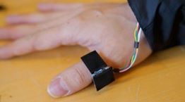 Ένα δαχτυλίδι που χρησιμοποιεί AI φέρνει επανάσταση στη νοηματική γλώσσα