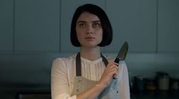 Η Eve Hewson πρωταγωνιστεί στο Behind Her Eyes του Netflix