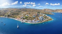 Το μικρό νησί, μια ώρα από την Αθήνα, που προσφέρει καταφύγιο από τον καύσωνα