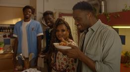 Η οικογένεια Αντετοκούνμπο πρωταγωνιστεί σύσσωμη σε διαφήμιση ζυμαρικών