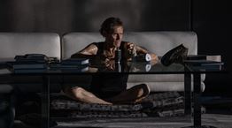 Ο Willem Dafoe έχει πολλά να πει για το κλειστοφοβικό Inside