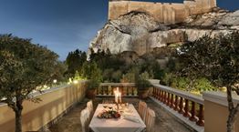 Μαγευτική βίλα ακριβώς δίπλα στην Ακρόπολη πωλείται και η τιμή της ζαλίζει (video)