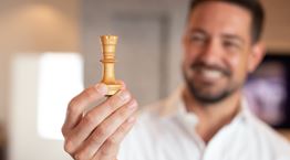 Πώς να κλέψεις σε ένα παιχνίδι σκάκι με ένα sex toy