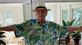 O Anthony Hopkins χορεύει και το Instagram παραληρεί (ξανά)