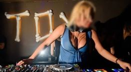 Ποια είναι η DJ Mikaela που συνελήφθη στο πάρτι με τα ναρκωτικά στα Καλύβια
