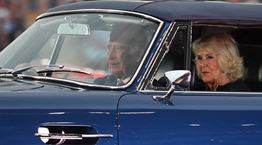 Ο Πρίγκιπας Κάρολος εμφανίστηκε με vintage Aston Martin που λειτουργεί με τυρί και κρασί