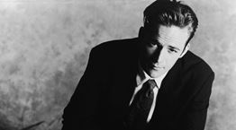 Τρεις λεπτομέρειες που έκαναν τον Luke Perry ακαταμάχητο