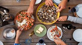 Αναπάντεχα διατροφικά κόλπα για να μην πάρεις κιλά στις διακοπές