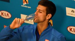 Ο Novak Djokovic αφήνει σιγά σιγά τη ρακέτα και πιάνει το κρασί