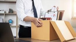 Yπάλληλος απολύθηκε μετά από πολύωρα διαλείμματα για τουαλέτα