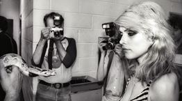 Backstage φωτογραφίες από τα μουσικά 70s