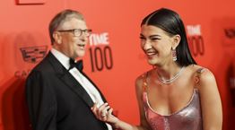 Η Phoebe Gates ποζάρει με μαγιό για πολύ σοβαρό λόγο