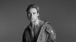 Η Calvin Klein αποκάλυψε τους πρωταγωνιστές για την καμπάνια της Άνοιξης 2023