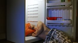 Τα μυστικά για να κοιμάσαι χωρίς να βασανίζεσαι από τη ζέστη