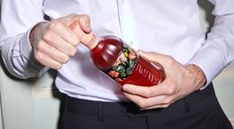 Ο Simone Caporale παρουσιάζει το Amaro Santoni