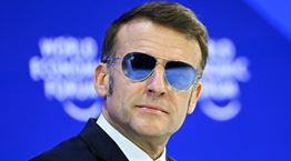 Γιατί ο Emmanuel Macron εμφανίστηκε με τα γυαλιά του Top Gun στο Νταβός