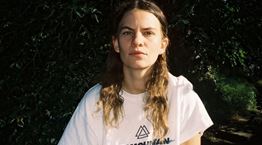 Ήξερες πως ο Freddie στο Ripley είναι το non-binary παιδί του Sting;