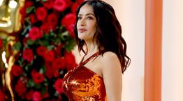 Η Salma Hayek υποδέχθηκε από τώρα το καλοκαίρι με μαύρο μπικίνι