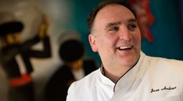 Ο Jose Andres μαγειρεύει για όλους τους σωστούς λόγους