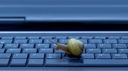 Γιατί είναι τόσο αργό το ίντερνετ στην Ελλάδα