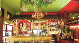 Στο Tiki bar το κλίμα είναι τροπικό