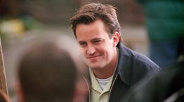 Περίεργες εξελίξεις και κατηγορίες έρχονται προσεχώς για τον θάνατο του Matthew Perry