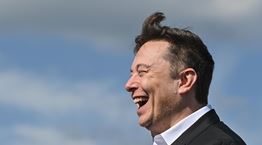 To beef δισεκατομμυρίων ανάμεσα σε Elon Musk και Jeff Bezos