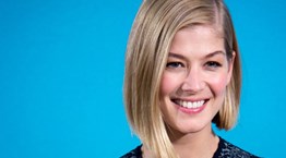 Rosamund Pike, η σοφιστικέ Sharon Stone της γενιάς της