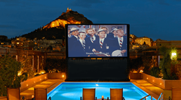 Δίπλα στην πισίνα, στο πιο exclusive θερινό σινεμά της Αθήνας