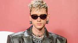Όλοι μιλούν για το τατουάζ του Machine Gun Kelly που άλλαξε το σώμα του