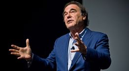 Ο Oliver Stone άλλαξε γνώμη για τη Barbie μέσα σε λίγες ώρες