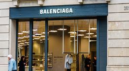 Η viral φούστα-πετσέτα της Balenciaga και το ανελέητο τρολάρισμα των ΙΚΕΑ