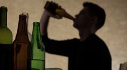 Έρχονται αυστηροί νόμοι για αλκοόλ σε ανηλίκους και κάπνισμα στους εξωτερικούς χώρους