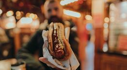 Να πώς φτιάχνεται το hot dog - και είναι πιο αηδιαστικό από ό,τι φαντάζεσαι