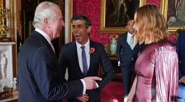 Το απρόοπτο φιλί στον Κάρολο έσπασε το πρωτόκολλο